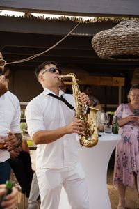 Saxo para Eventos presta servicio en la subcategoría de Orquestas, cantantes y grupos en Murcia