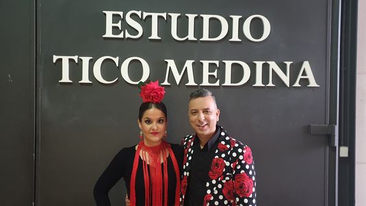 Óscar Santa Cruz presta servicio en la subcategoría de Flamenco y Coros Rocieros en Sevilla