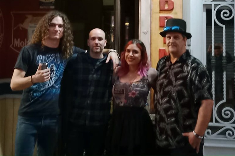 MELTDOG presta servicio en la subcategoría de  en 