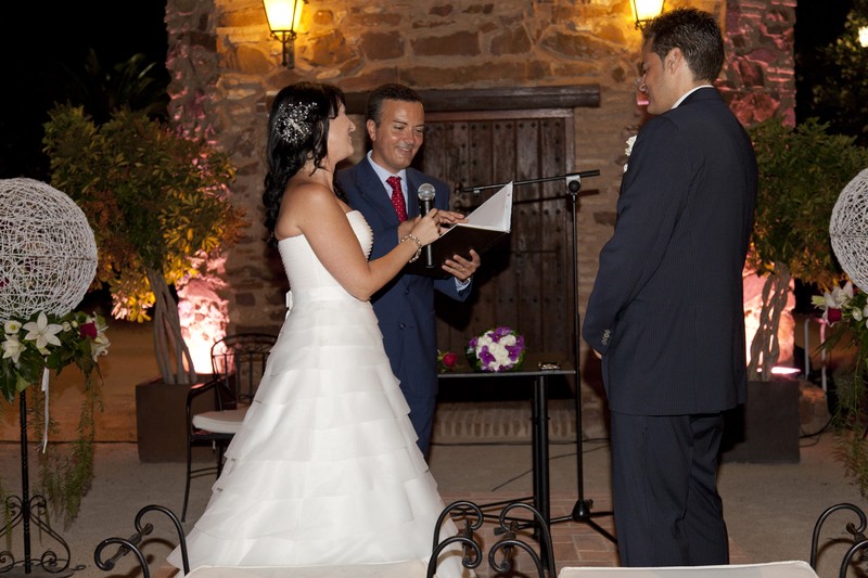 Oficiante Profesional de Bodas Civiles presta servicio en la subcategoría de  en 