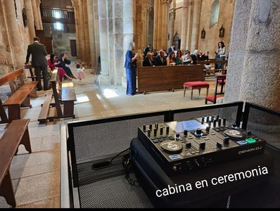 TakeSound DJ Show presta servicio en la subcategoría de Djs en A Coruña