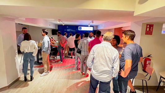 Salón de Eventos presta servicio en la subcategoría de Restaurantes para comidas y cenas de empresa en Madrid