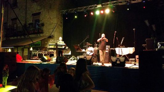 Conjunto Ciclón presta servicio en la subcategoría de Orquestas, cantantes y grupos en Girona