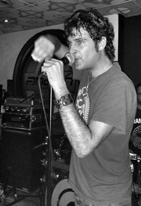 Contra la Pared (Tributo a Barricada) presta servicio en la subcategoría de Grupos de Rock y Pop en Valencia