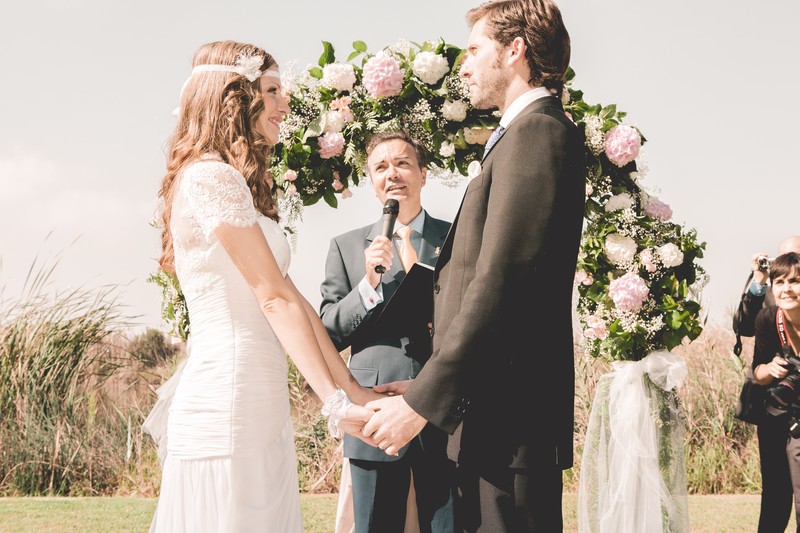 Oficiante Profesional de Bodas Civiles presta servicio en la subcategoría de  en 