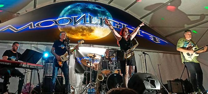 Moonlight presta servicio en la subcategoría de Grupos de Rock y Pop en Murcia