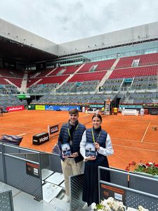 ZITRO COMUNICACION presta servicio en la subcategoría de Azafatas para eventos y congresos en Madrid