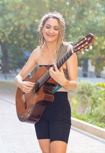 Ainere Ju ( Rumba de Barcelona) presta servicio en la subcategoría de Orquestas, cantantes y grupos en Barcelona