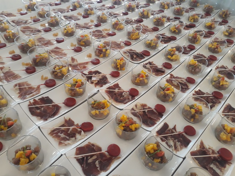 Date un capricho catering presta servicio en la subcategoría de  en 