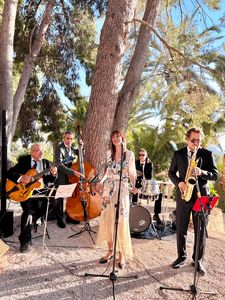 Vera Lu presta servicio en la subcategoría de Grupos de Jazz en Alicante