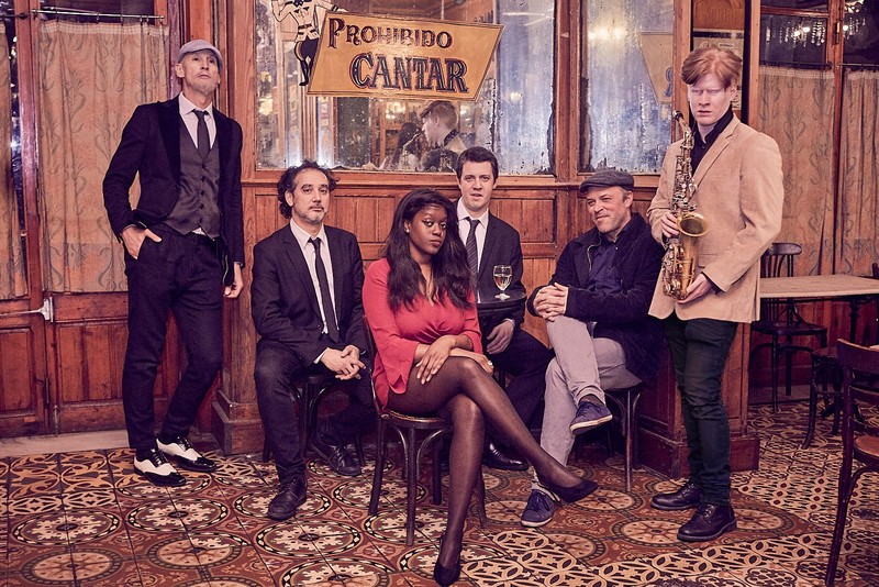 AISHA&THE RAY-BAND presta servicio en la subcategoría de  en 