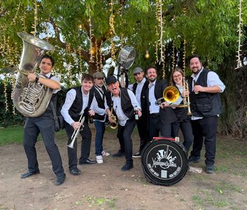 Xaranga'n Roll presta servicio en la subcategoría de Orquestas, cantantes y grupos en Valencia