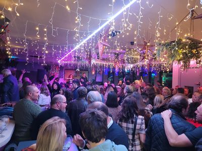 Power Pop - La Guarida del Artista presta servicio en la subcategoría de Grupos de Rock y Pop en Sevilla