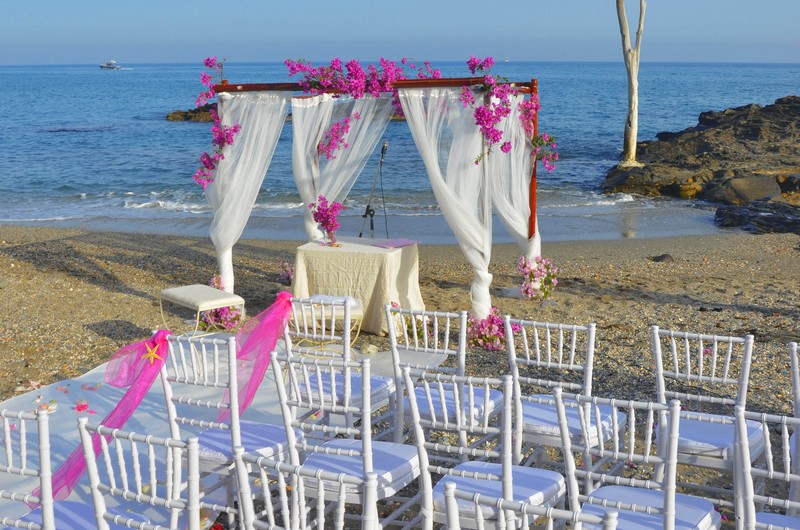 Bodas y Eventos a Medida presta servicio en la subcategoría de  en 