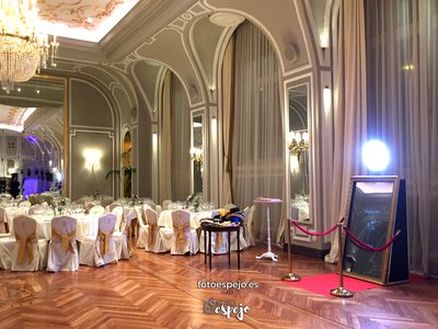 Fotoespejo.es presta servicio en la subcategoría de Fotomatón y Photocall en Madrid