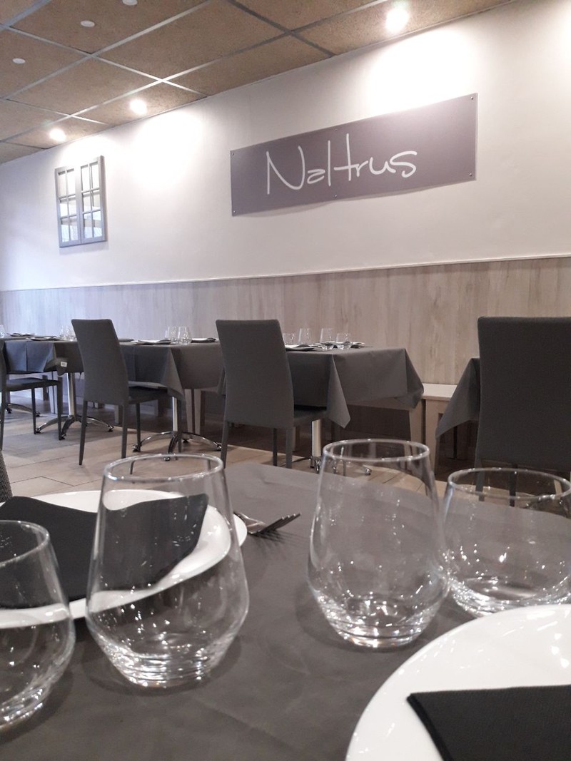 Naltrus Restaurant presta servicio en la subcategoría de  en 