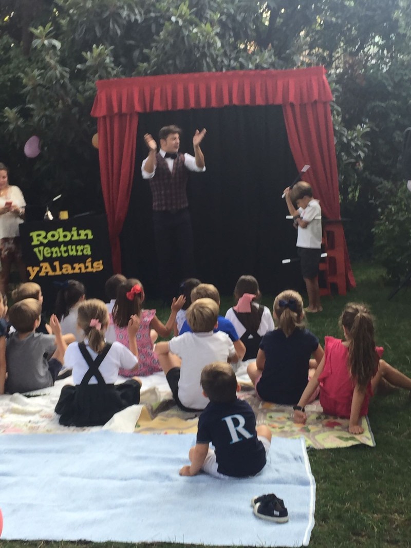 Robin Ventura espectáculos de magia. presta servicio en la subcategoría de  en 