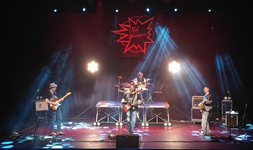 OLD GLASSES presta servicio en la subcategoría de Orquestas, cantantes y grupos en Vizcaya