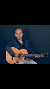 Alejandro Lax presta servicio en la subcategoría de Orquestas, cantantes y grupos en Alicante