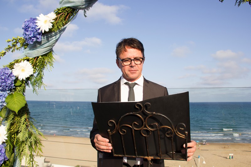 TONI ACTOR OFICIANTE DE  BODA MAESTRO DE CEREMONIA CIVIL RELIGIOSA presta servicio en la subcategoría de  en 