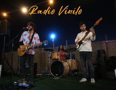 Radio Vinilo presta servicio en la subcategoría de Grupos de Rock y Pop en Málaga