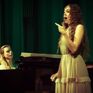Aylén Bárbara Gerull presta servicio en la subcategoría de Música clásica, Ópera y Coros en Sevilla