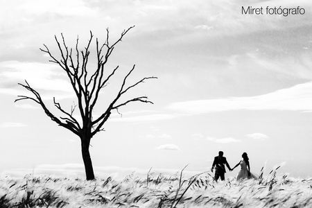 Miret presta servicio en la subcategoría de Fotógrafos de bodas en Zaragoza