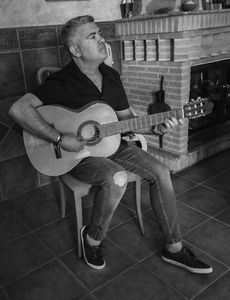 Jako solista presta servicio en la subcategoría de Orquestas, cantantes y grupos en Toledo