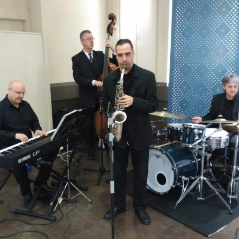 COCKTAIL JAZZ presta servicio en la subcategoría de  en 