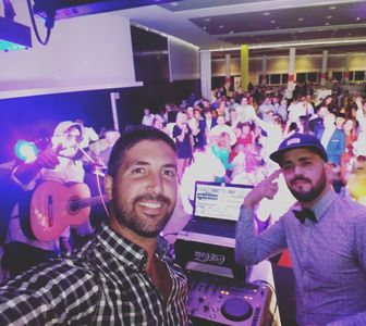 Sergio Villa dj presta servicio en la subcategoría de Djs en Granada