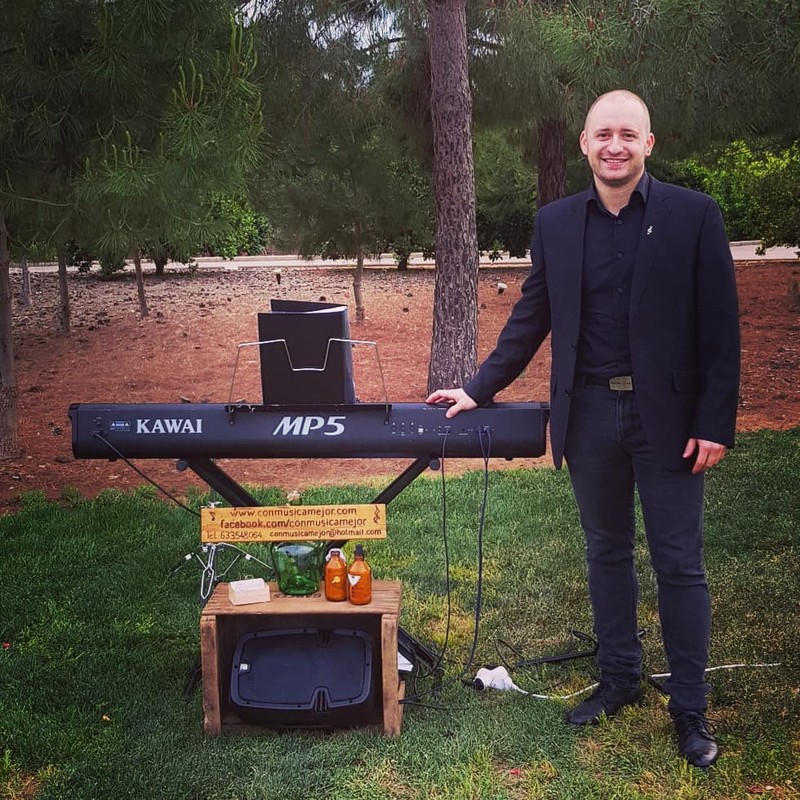 Con música mejor presta servicio en la subcategoría de  en 