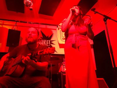 Iker & Ruth Discofagia presta servicio en la subcategoría de Orquestas, cantantes y grupos en Vizcaya