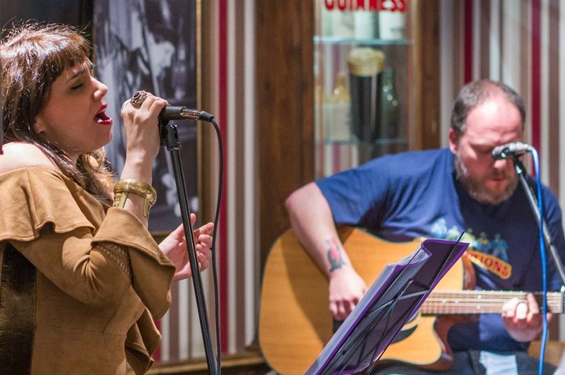 Iker & Ruth Discofagia presta servicio en la subcategoría de  en 