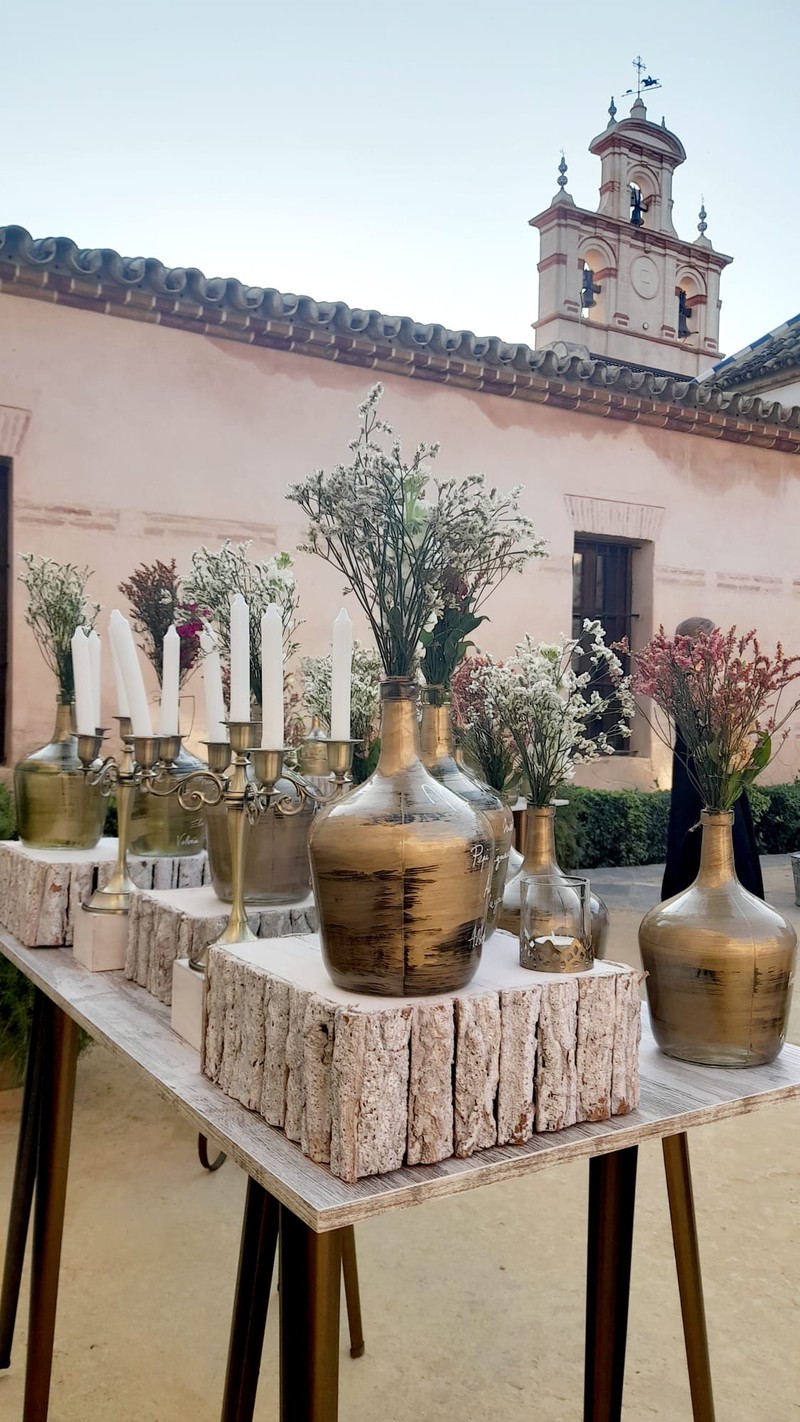 MADE WITH LOVE SEVILLA presta servicio en la subcategoría de  en 