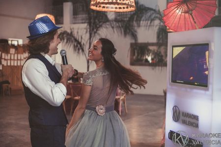 Karaoke Valencia presta servicio en la subcategoría de Fotomatón y Photocall en Valencia