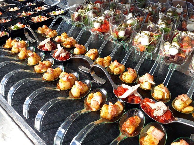 Date un capricho catering presta servicio en la subcategoría de  en 