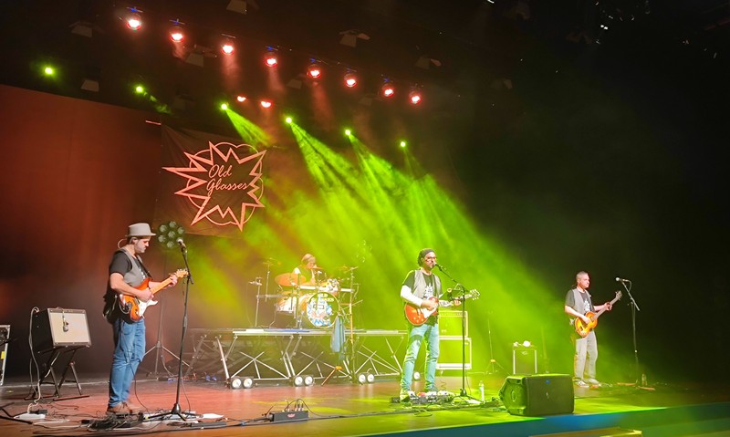 OLD GLASSES presta servicio en la subcategoría de  en 