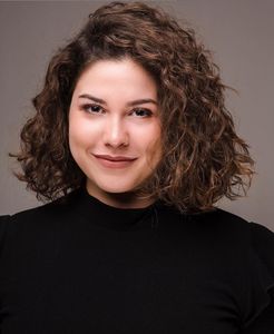 Mara Jiménez presta servicio en la subcategoría de Orquestas, cantantes y grupos en Murcia