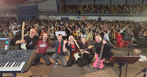 SUPERMOON BAND presta servicio en la subcategoría de Orquestas, cantantes y grupos en Madrid