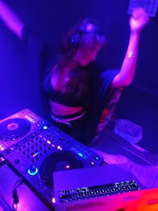 Madame Popy presta servicio en la subcategoría de Djs en Tarragona