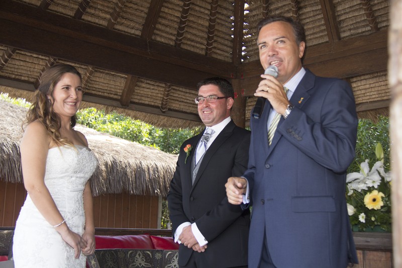 Oficiante Profesional de Bodas Civiles presta servicio en la subcategoría de  en 