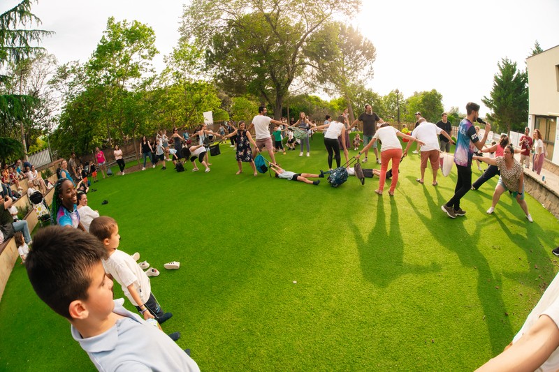 Juega entretenimiento presta servicio en la subcategoría de  en 