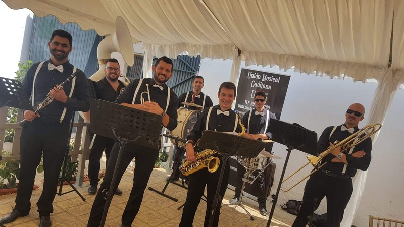 Leon Island Dixieland presta servicio en la subcategoría de  en 