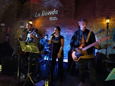 Sombra Doble | tributo indie español presta servicio en la subcategoría de Grupos de Rock y Pop en Málaga