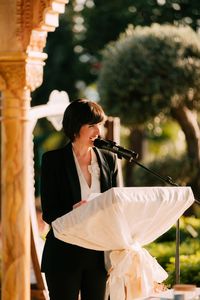 LAURA ORTIZ OFICIANTE presta servicio en la subcategoría de Maestros de Ceremonias, Oficiantes y Presentadores en Málaga