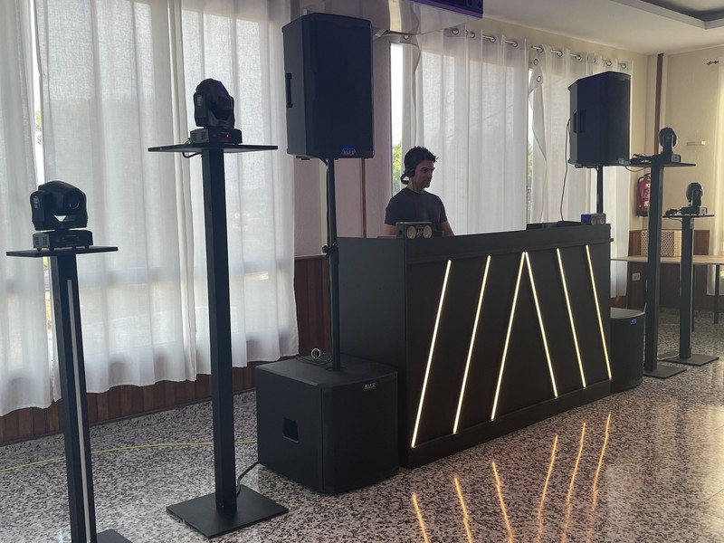 Thousand Dreams presta servicio en la subcategoría de  en 