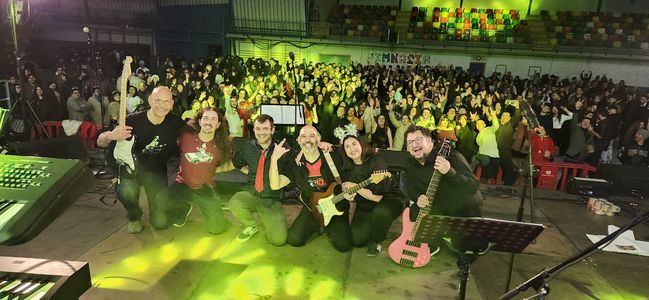 Supermoon Band presta servicio en la subcategoría de Grupos de Rock y Pop en Madrid