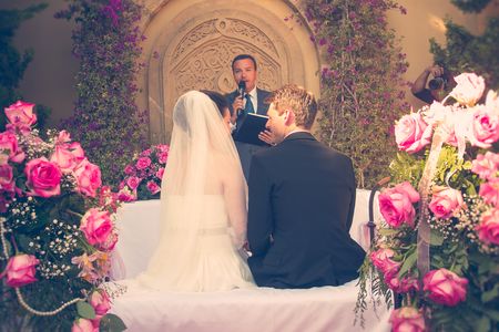 Oficiante Profesional de Bodas Civiles presta servicio en la subcategoría de Maestros de Ceremonias, Oficiantes y Presentadores en Valencia