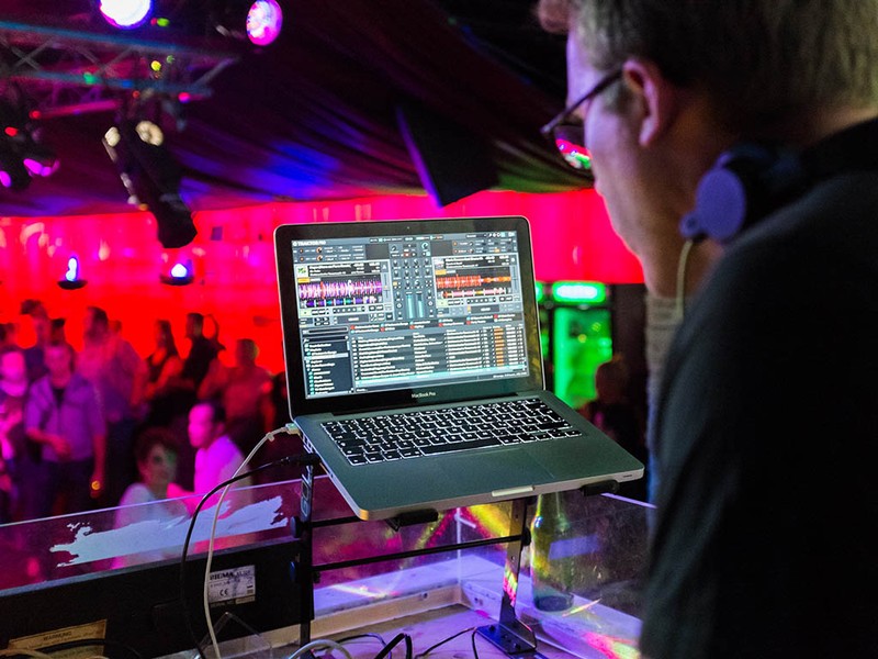 EM Sound&Light™ presta servicio en la subcategoría de  en 