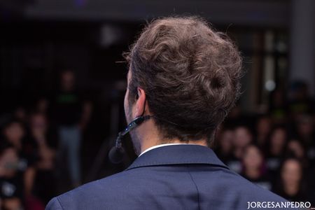 Yago Barral ilusionista presta servicio en la subcategoría de Magos en Pontevedra